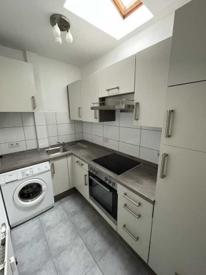 Vollständig renovierte Dachgeschosswohnung mit drei Zimmern und Einbauküche in Fernwald