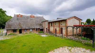 Denkmal - Historisches Reetdach-Haus am westlichen Stadtrand von Rostock