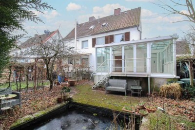 Renovierungsbedürftige Doppelhaushälfte mit Wintergarten und Garage in guter Lage