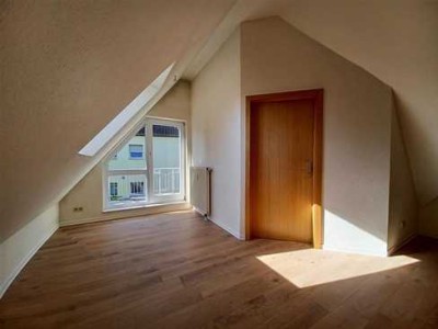 Erstbezug nach Sanierung mit Balkon und Einbauküche: Geschmackvolle 1,5-Zimmer-DG-Wohnung