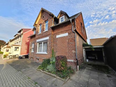 Gutbürgerliches Haus mit hohen Wohnräumen  massiv gemauert  voll unterkellert  idyllischer Garten