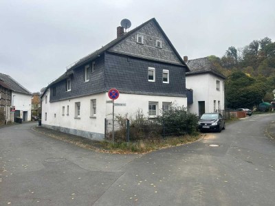 Einfamilienhaus mit Scheune, Schuppen und Nebenhaus