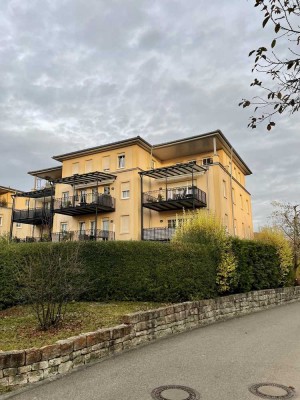 Attika-Wohnung mit drei Zimmern sowie Balkon und EBK in Emmendingen