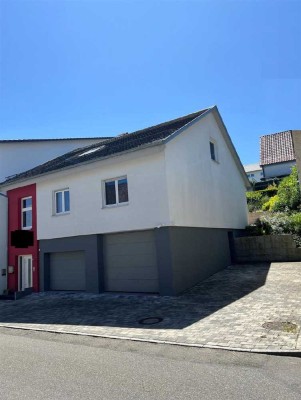 Zweifamilienhaus mit hochwertiger Ausstattung, Doppelgarage und Garten