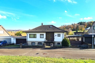 FREISTEHENDES FAMILIENHAUS MIT WINTERGARTEN, VERGLASTEM BALKON, CARPORT u. DOPPELGARAGE...