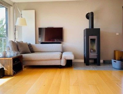 Superhelle, stilvoll möblierte Wohnung mit Doppelhaus-Charakter und Dachterasse