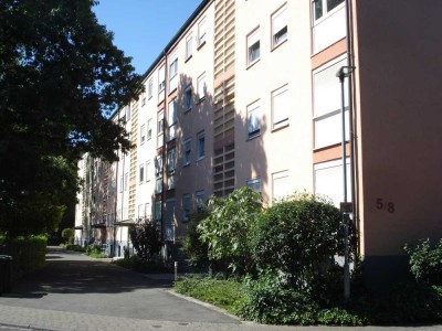 Sofort frei! Gepflegte 4 - Zimmer-Wohnung mit Balkon und Garage!