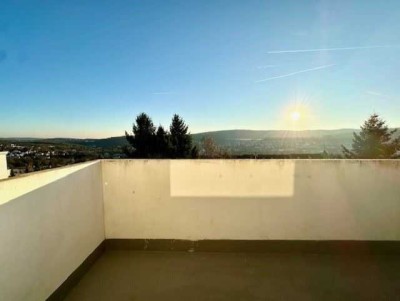 Top renovierte Penthouse Wohnung mit traumhaftem Fernblick