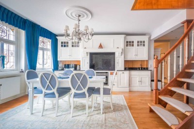 Geräumige, exklusive und vollst. renovierte 6-Raum-Wohnung mit lux. Innenausstattung mit Balkon