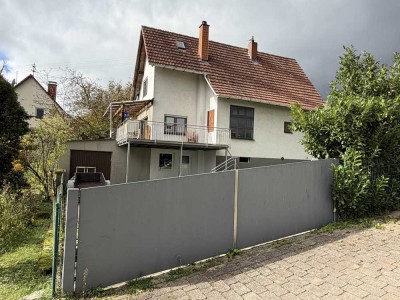 Erstbezug nach Komplettrenovierung-Wohnhaus mit Garten, Garage und mehreren KFZ-Stellplätzen