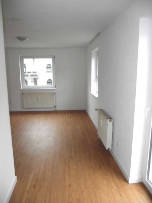 Die erste eigene Wohnung: Frisch renoviertes Apartment in Bergisch Gladbach, Stellplatz bei Bedarf