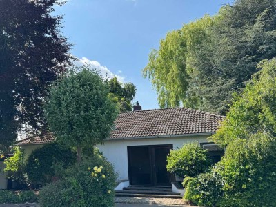 Freistehender Bungalow in attraktiver Lage - mit Garten, Keller und Carport (Erbbaurecht)