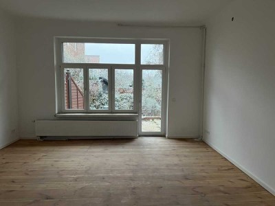 Schöne 3-Zimmer-Altbauwohnung mit Garten und Einbauküche