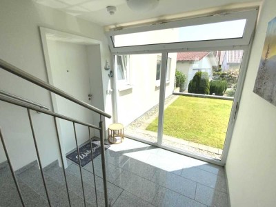 Helle neuwertige Erdgeschosswohnung mit kleinem Garten mitten in Bad Wurzach