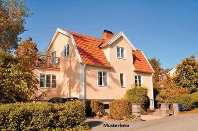 2-Familienhaus mit Carport und Gartenhaus
