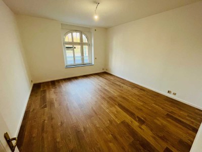 **Besichtigung: Do., 13.03.25 um 18:15 Uhr** Terrassen-Whg im Altbau!