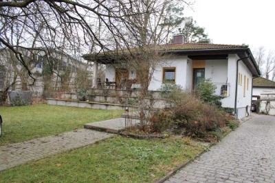Teilmöbliertes Einfamilienhaus mit großen Garten, Terrasse Balkon, 3 Garagen und 2 Carports