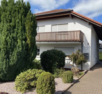 Stilvolle, gepflegte 2-Zimmer-Dachgeschosswohnung mit geh. Innenausstattung mit Balkon und EBK