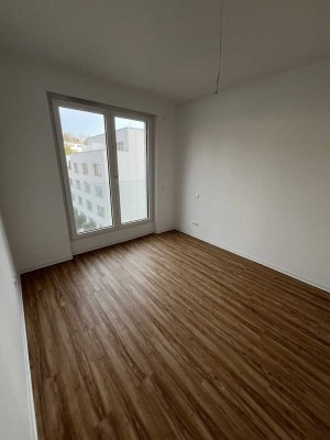 3-Zimmer-Wohnung im 1.OG, EBK, Bad mit Dusche und Wanne, Loggia Süd