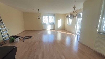 Freundliche 4-Zimmer-Penthouse-Wohnung mit gehobener Innenausstattung mit Balkon und EBK in Coburg