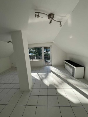 schöne helle DG Wohnung mit Balkon