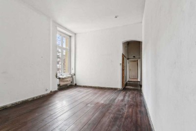 Unsaniert innen, High-End außen – Deine Chance im modernisierten Altbau mitten in Mitte.