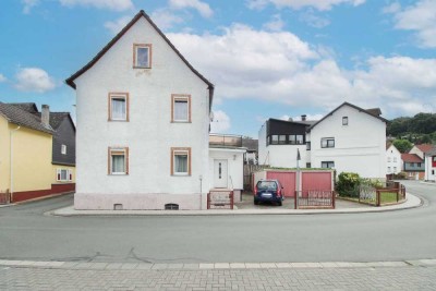 Charmantes Fachwerkhaus in Solms-Oberndorf mit Hof, Balkon, Garagen und viel Potenzial
