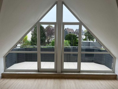Vollständig renovierte Wohnung mit zwei Zimmern sowie Balkon und EBK in Essen. Mietzeit 24 Monate.