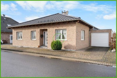 # INDEN/ALTDORF # Alles auf einer Ebene: Bungalow mit zwei Garagen und weiteren Extras.