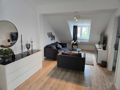 Lichtdurchflutete, vollmöblierte 2-Zimmer Wohnung mit wunderschöner Dachterrasse in zentraler Lage