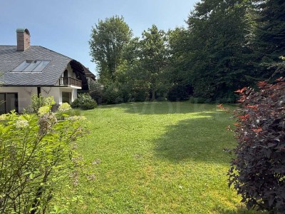 Visionäre Lebensräume: Villa auf großzügigem Waldrand-Grundstück