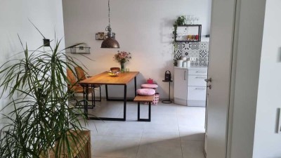 Neuwertige, teilmöblierte 2,5-Zimmer-Wohnung mit Terrasse, Einbauküche, TG-Platz inkl. Ladestation