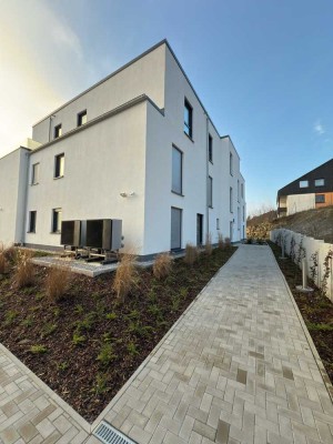 Exklusive 3-Zimmer-Wohnung, gr. Balkon, Top-Aussicht, Aufzug, Carport in Alfeld (Leine)