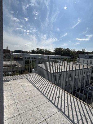 Helle, fast neue 4-Zimmer-WHG mit Sonnenbalkon, Einbauküche, Aufzug und Tiefgaragenstellplatz!