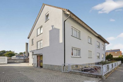 Gepflegtes 3-Familienhaus mit Balkonen, Garagen und großem Hof in ruhiger Lage
