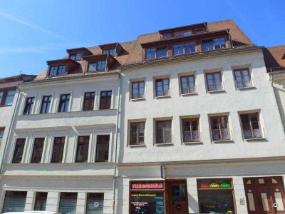 Laminat wird noch neu verlegt: Ruhige 2-Zimmer-Wohnung mit XXL-Balkon und sep. Küche im Stadtzentrum