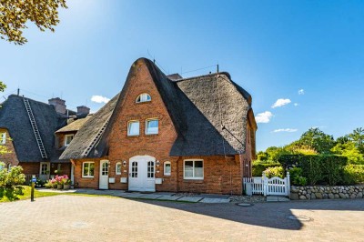 NEU! Reizvolles Hausteil unter Reet mit Garten!
