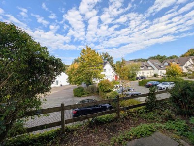 Frisch renovierte Terrassenwohnung mit eigenem Eingang und Stellplatz