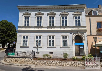 „Ihr Zuhause in Ernstbrunns Jugendstil-Ikone – historische Eleganz im Dachgeschoss trifft moderne Vision“