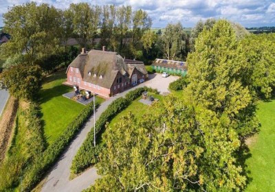 Historischer Haubarg auf Eiderstedt – Stilvolles Reetdach-Anwesen mit Charme und Weitblick