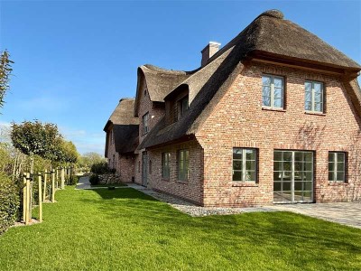 Großzügige, zurückgelegene Neubau Haushälfte in ruhiger Lage