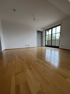 Schöne und modernisierte 4-Raum-Wohnung mit Balkon in Altötting