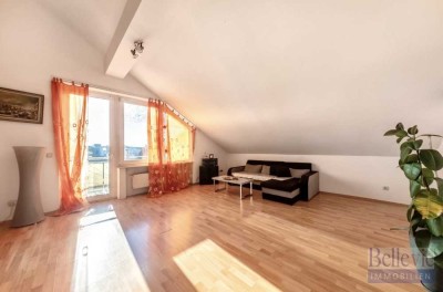 Lichtdurchflutete attraktive Dachgeschosswohnung mit offenem Giebel und 2 Sonnenbalkonen