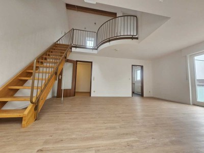 Charmante 1-Zimmer-Maisonette im Dachgeschoss mit Balkon und Tiefgaragenstellplatz – Ab sofort!