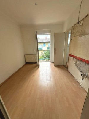 Renovierungsbedürftige Wohnung - mit 2 Balkonen
