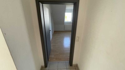 Modernisierte 2-Zimmer-Dachgeschosswohnung mit Aufzug und Einbauküche in Bamberg-Ost