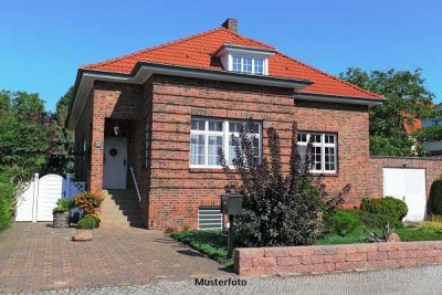 Freistehendes Einfamilienhaus, Garage und Garten