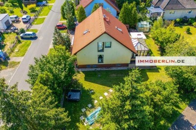 IMMOBERLIN.DE - Sehr attraktives Einfamilienhaus mit Sonnengarten & Garage in naturverbundener Lage