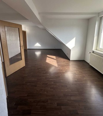 Geräumige 2 Zimmer DG Wohnung mit separatem Mansardenzimmer zu vermieten!