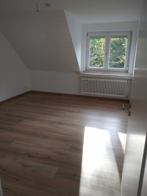 Schöne 3,5-Zimmer-Dachgeschosswohnung mit Balkon in Taunusstein